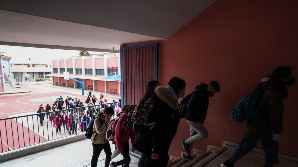 ΙΕΡΑ ΜΗΤΡΟΠΟΛΙΣ ΠΕΙΡΑΙΩΣ : ΕΙΣΒΟΛΗ ΤΗΣ ΕΙΔΩΛΟΛΑΤΡΙΑΣ ΣΤΑ ΣΧΟΛΕΙΑ!