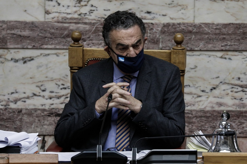 Και τρίτος «γαλάζιος» βουλευτής λέει «όχι» στο νομοσχέδιο Τσιάρα – Υπ’ατμόν η κυβέρνηση – ΒΙΝΤΕΟ