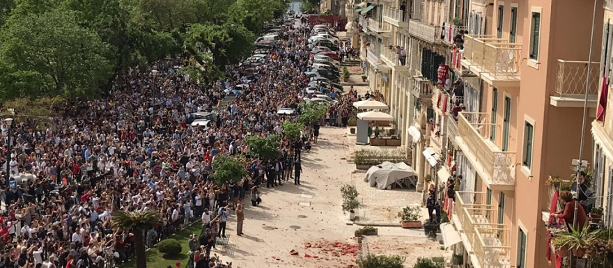 Οι Κερκυραίοι αψήφησαν κυβέρνηση & λοιμωξιολόγους και γιόρτασαν την Ανάσταση όπως παλιά: Χιλιάδες πολίτες στους δρόμους!