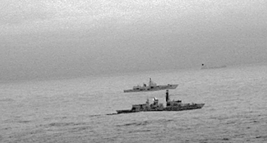 Δύο Ρωσικά πολεμικά πλοία καταδίωξαν τα πλοία του Βρετανικού και του Αμερικανικού στόλου