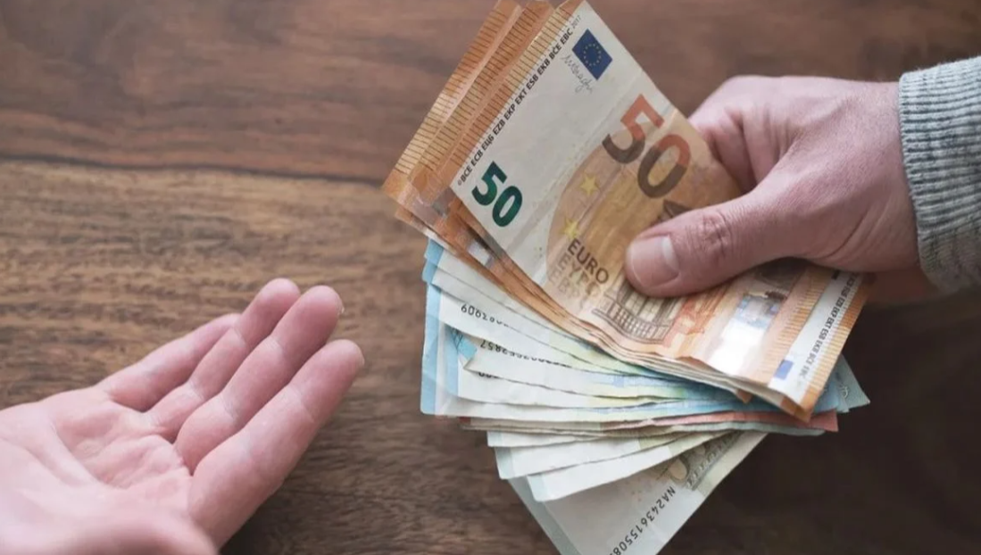 Μοιράζουν αβέρτα εκατομμύρια την ώρα που η κοινωνία γονατίζει!