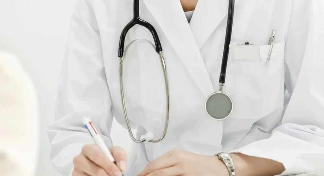 Στο Πειθαρχικό γιατρός εμβολιαστικού κέντρου της Λαμίας που έλεγε στον κόσμο να μην κάνει το εμβόλιο!