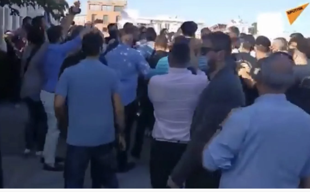 Το βίντεο με την στιγμή που ο πρωθυπουργός φυγαδεύεται από τους άνδρες της προσωπικής ασφάλειας