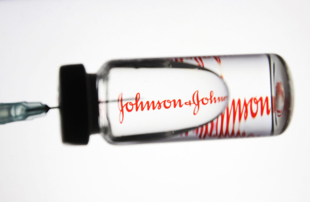 CDC: Το εμβόλιο Johnson & Johnson κατά του COVID-19 συνδέεται με περισσότερες περιπτώσεις θρομβώσεων…
