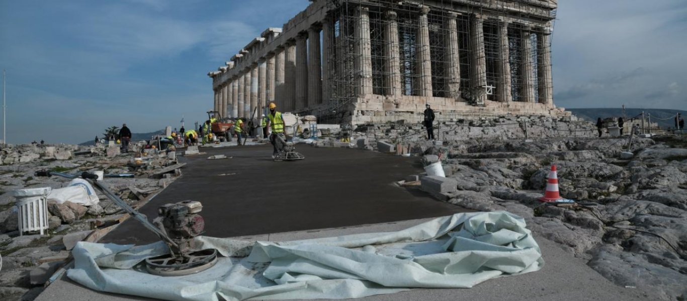 Πρωτοφανές: Η κυβέρνηση έστειλε εργάτες με κομπρεσέρ στην Ακρόπολη και κατέστρεψαν ένα άγαλμα! (φώτο)