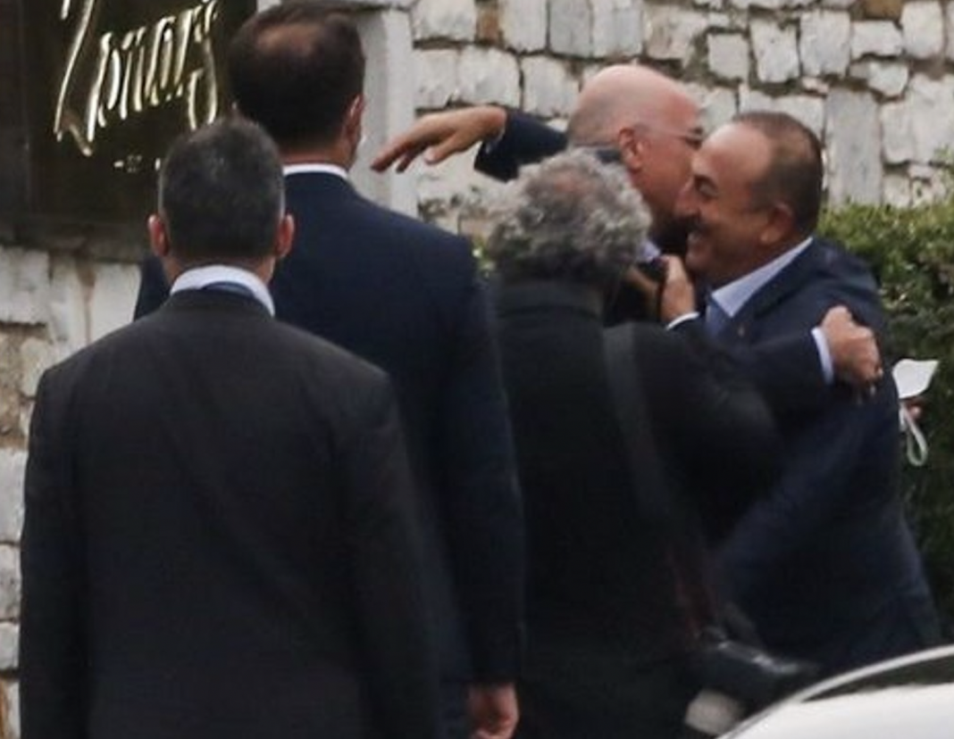 Διπλωματία σημαίνει και πυγμή! Τα φιλιά και οι αγκαλιές Δένδια-Τσαβούσογλου και τα απανωτά λάθη