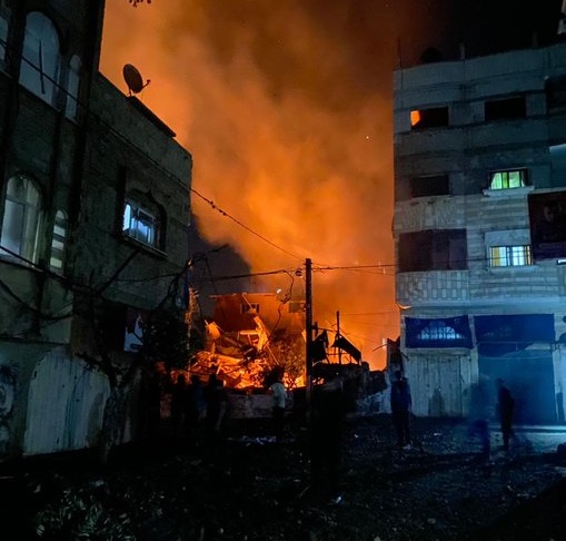 Oσμή ασφυκτικών αερίων εξαπλώνεται στα ανατολικά του στρατοπέδου Al-Bureij στην κεντρική Λωρίδα της Γάζας. Το Ισραήλ χρησιμοποιεί χημικά όπλα κατά Παλαιστινίων;;