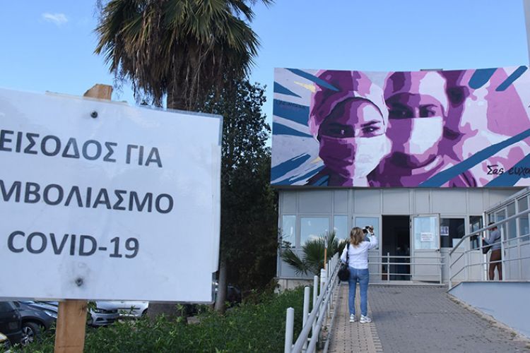 Ας τον διαψεύσουν! Πασίγνωστος επιστήμονας για τα εμβόλια: Πρώτη φορά τέτοιο παγκόσμιο πείραμα