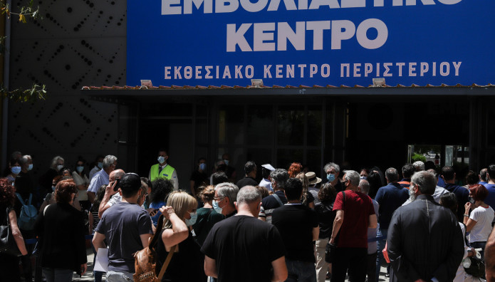 Σε δύσκολη θέση! Όλο και περισσότερες «άβολες» ειδήσεις για τα εμβόλια! Δείτε το ΒΙΝΤΕΟ