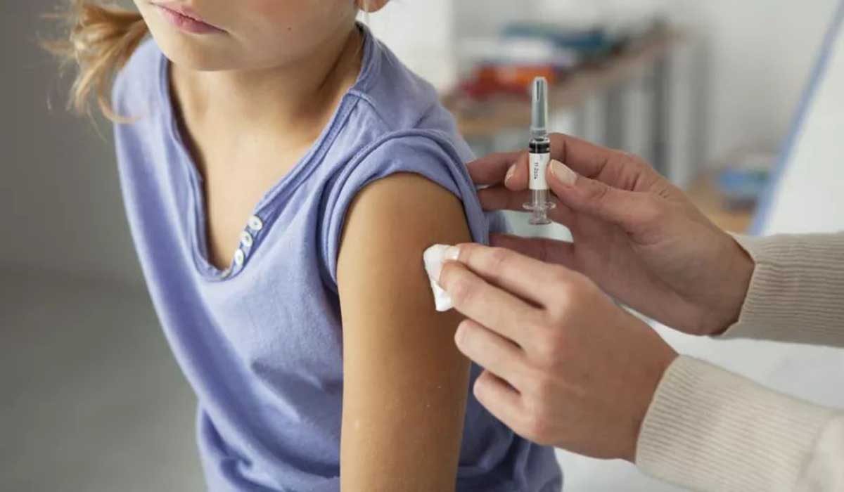 FDA: Ασφαλές το «τσίμπημα» της Pfizer στις ηλικίες 12-15