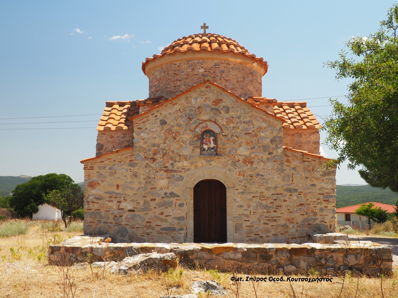 Ένα κεράκι στο Ιερό Παρεκκλήσι του Αγίου Γεωργίου