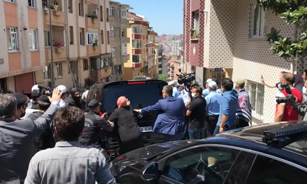 Τουρκία: Πλήθος κόσμου επιχείρησε να “λιντσάρει” τον Ιμάμογλου