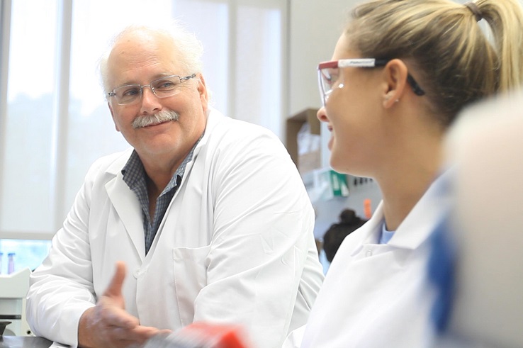 Dr. Ralph S. Baric. Παρασκευαστής Gain of function ιών στο Ινστιτούτο της Wuhan.. Τον Απρίλιο του 2020 ανακοίνωσε ότι βρήκε το φάρμακο. Έκτοτε εξαφανίσθηκε!