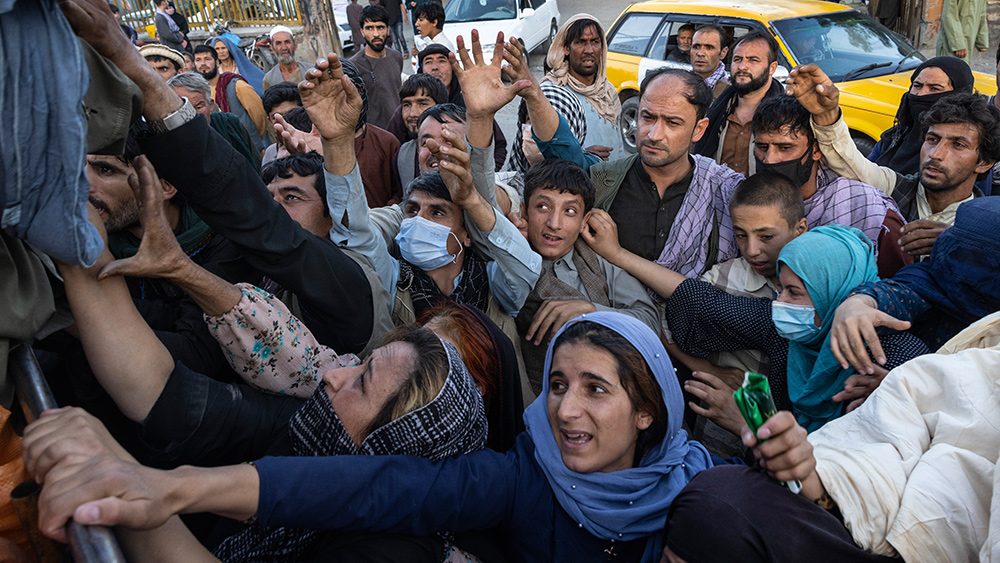 Displaced-Afghans-Flee-Taliban-02