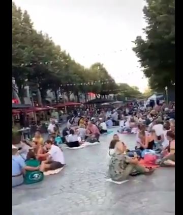 Στη Γαλλία εμβολιασμένοι ανεμβολίαστοι μποϊκοτάρουν το QR Green pass και οργανώνουν υπαίθρια πικ νικ μπροστά στα μαγαζιά εστίασης με άδεια τραπέζια!! ΒΙΝΤΕΟ