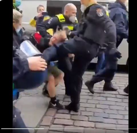 ΒΙΝΤΕΟ ΒΕΡΟΛΙΝΟ Μια δεκάδα νεοναζί αστυνομικών βασανίζουν συλληφθέντα αντιβιονομιστή διαδηλωτή … για την υγειά του για την υγειά του..
