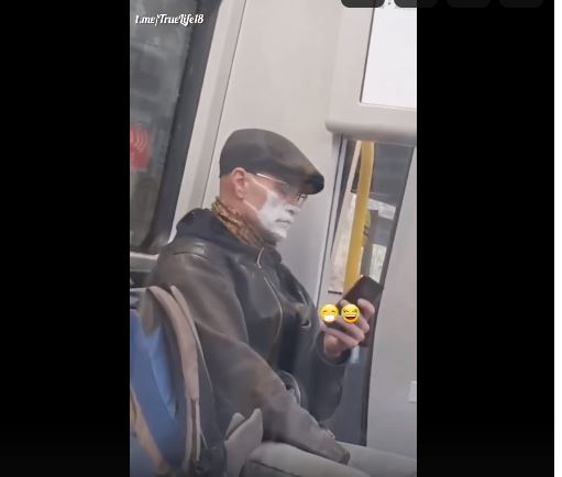Anti-mask ακτιβιστής ζωγράφισε μια μάσκα και κυκλοφορεί στο μετρό.. άνετος!!