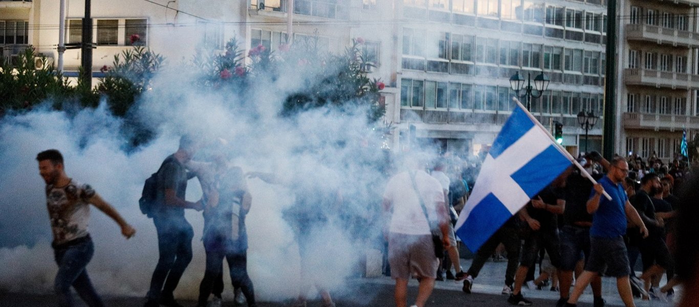 Σύνταγμα: 47 (!) προσαγωγές ατόμων που διαδήλωναν κατά του υποχρεωτικού εμβολιασμού – Ανάμεσα τους μητέρες με παιδιά