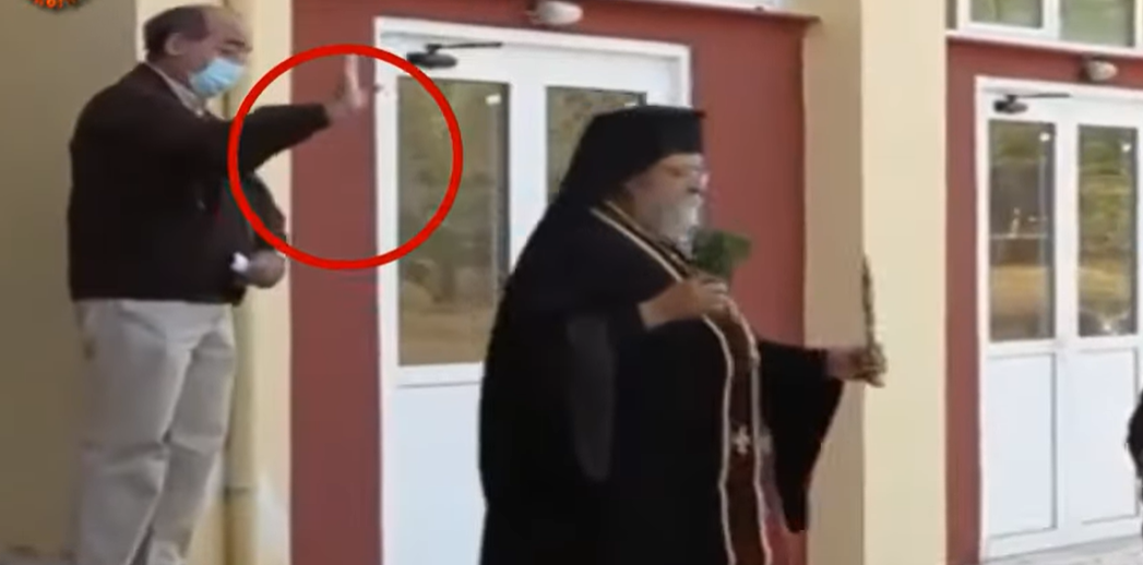 Δεν μάσησε ο π. Σεβαστιανός στις παρεμβάσεις των άθεων νεοταξιτών καθηγητών στον Αγιασμό.