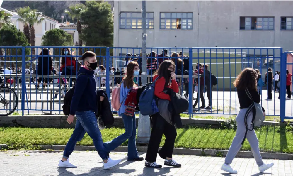 Εμβολιασμοί: Στο στόχαστρο της κυβέρνησης οι έφηβοι 12-17 ετών – Στην εκστρατεία πειθούς και οι παιδίατροι