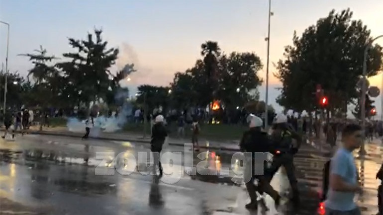 LIVE: Επεισόδια στη ΔΕΘ σε συγκέντρωση πολιτών κατά του υποχρεωτικού εμβολιασμού