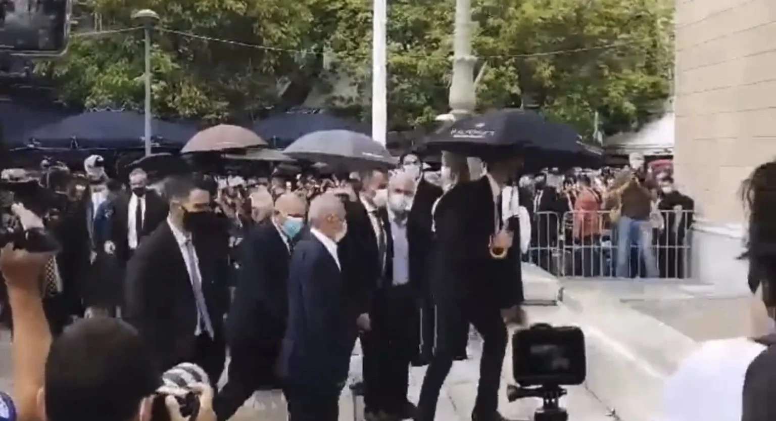 Σείστηκε η Μητρόπολη από το σύνθημα «Μητσοτάκη κάθαρμα» ΒΙΝΤΕΟ