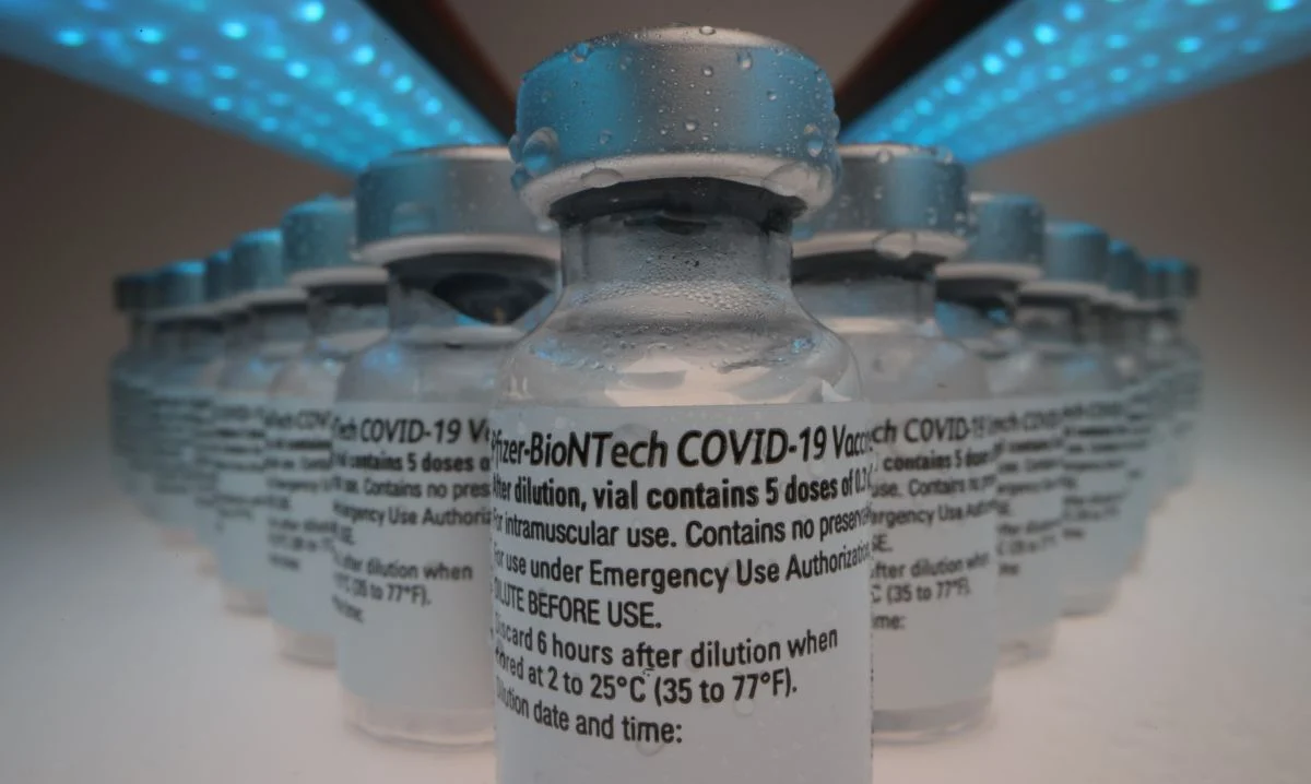 Χρυσά κέρδη στα ταμεία των Pfizer και Moderna λόγω της τρίτης δόσης των εμβολίων
