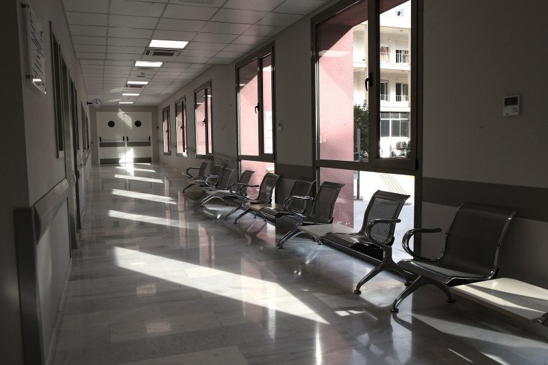 Κρύβουν τα τεράστια προβλήματα στα νοσοκομεία μετά τον διωγμό των ανεμβολίαστων