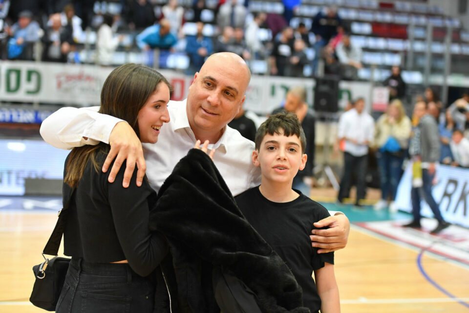 ΣΟΚ στο Ισραήλ> Ο 49χρονος δημοφιλής προπονητής μπάσκετ Arik Alfasi πέθανε από COVID-19 παρότι είχε εμβολιαστεί δύο φορές…