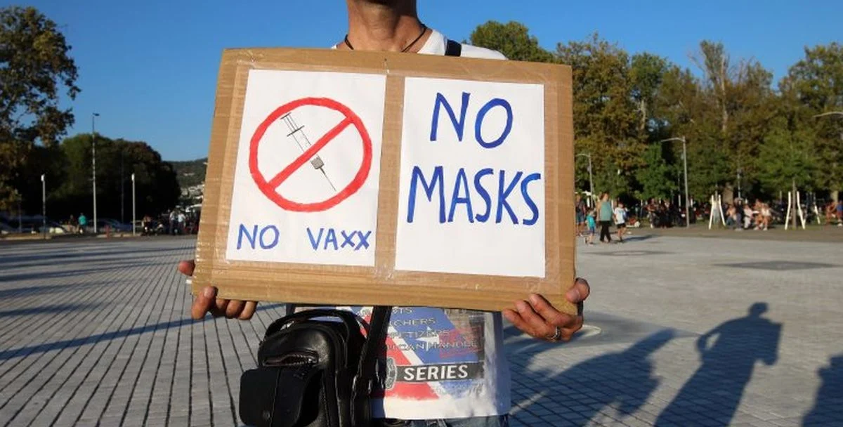 Μέχρι και αυτόφωρα για τους αρνητές – Στο μικροσκόπιο ιστοσελίδες και αναρτήσεις στα social media