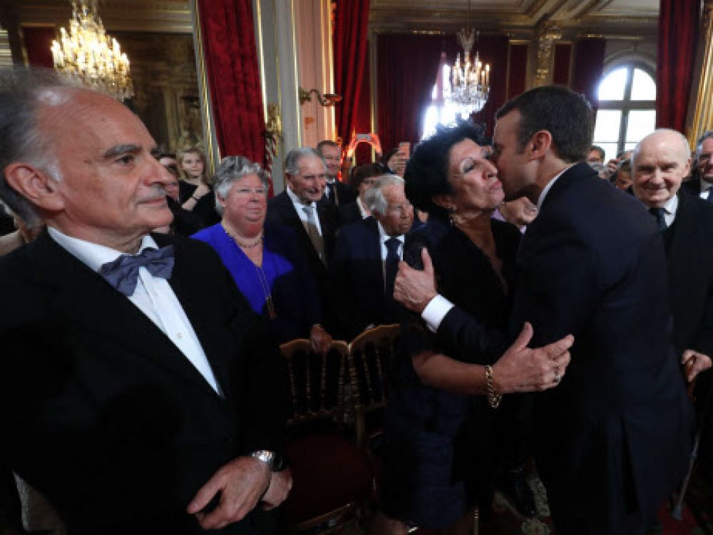 Το άσχημο προαίσθημα της μάνας του Μακρόν: ”φοβάμαι ότι θα τον μαχαιρώσουν!” Εκμυστήρευση στο βιβλίο ”που είμαστε και οι 2 μαζί” ! Η Επανάσταση στη Γαλλία άρχισε.