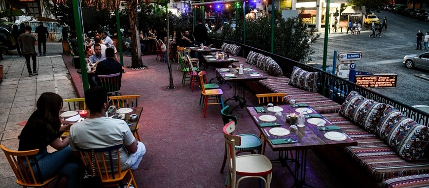 Η κυβέρνηση αποτελειώνει την εστίαση: Αυξήσεις τιμών και απαγόρευση εισόδου σε ανεμβολίαστους – Το κόστος του καφέ