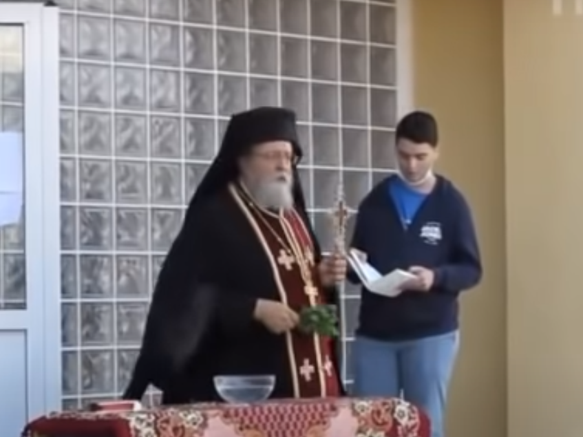 ΧΑΜΟΣ σε Αγιασμό με τον Τίμιο Σταυρό και τις μάσκες! «ΝΤΡΟΠΗ ΣΑΣ» φώναξε ο Αρχιμανδρίτης στην Λυκειάρχη, vid