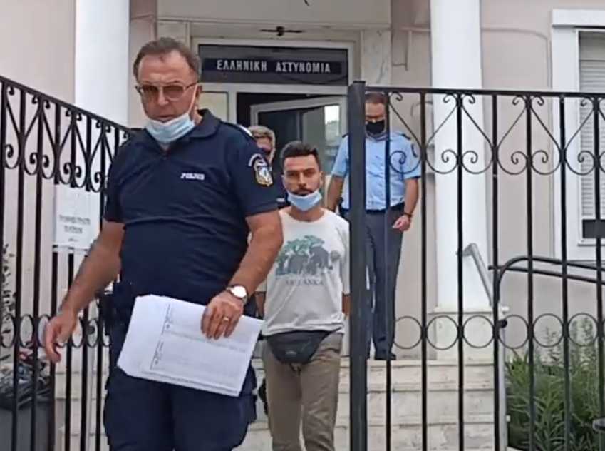 Θεσσαλονίκη: Τον είπαν «ΑΡΝΗΤΗ» και τους «ξετίναξε»! Ανεμβολίαστος πατέρας με ΧΕΙΡΟΠΕΔΕΣ, vid