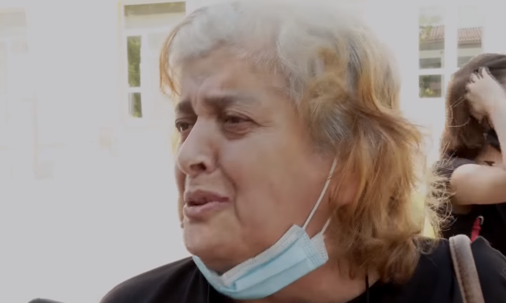Μητέρα ΚΛΑΙΕΙ επειδή έδιωξαν τον γιατρό που θα χειρουργούσε το παιδί της: «ΠΝΙΓΩ ΑΝΘΡΩΠΟ», vid