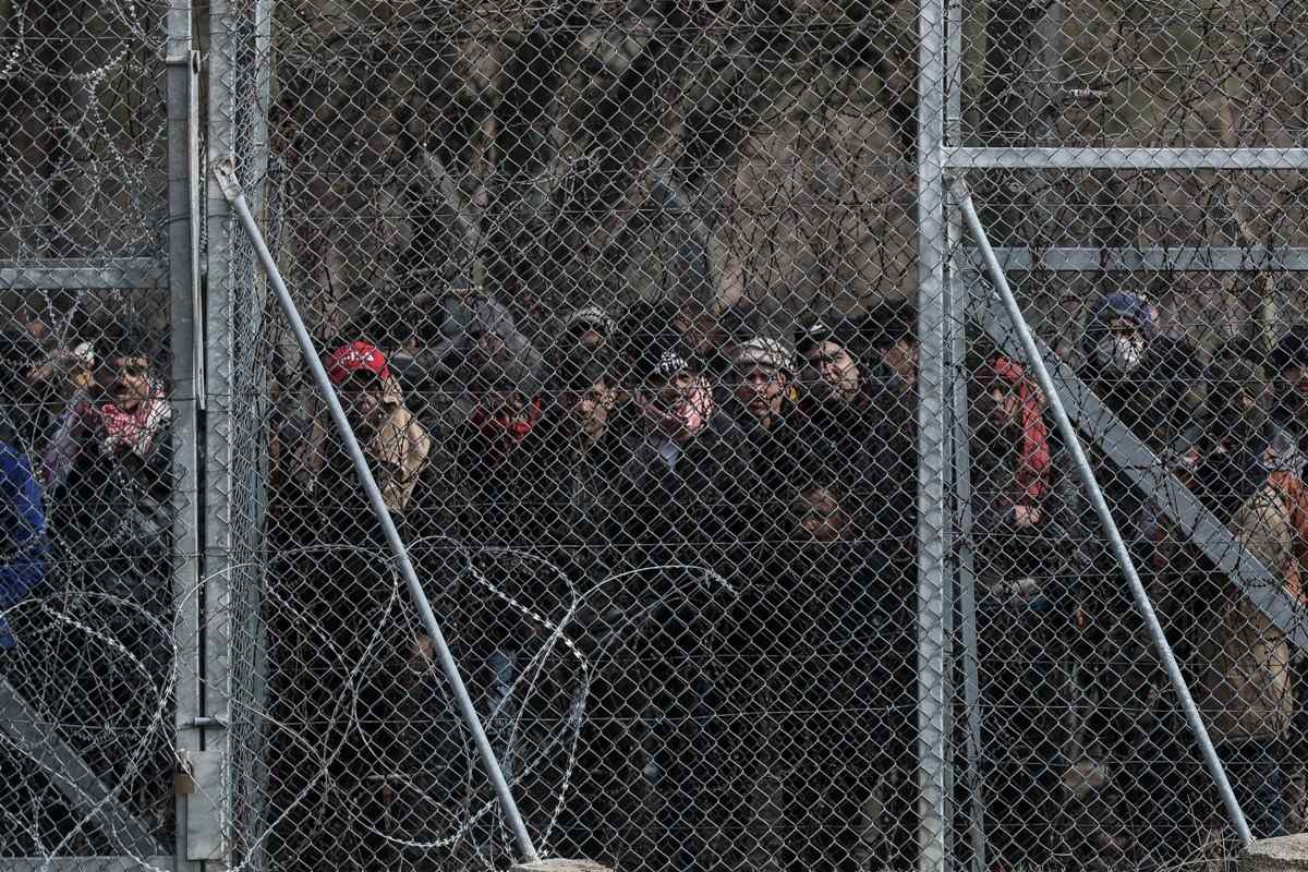 Άνοιγμα των συνόρων και μετεγκαταστάσεις προσφύγων ζητά ευρωβουλευτής του ΣΥΡΙΖΑ!