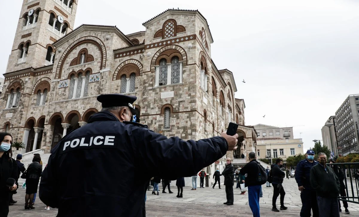 Οργή της κοινωνίας κατά πάντων! «Κόβεται» και η Εκκλησία για τη διαχείριση της πανδημίας