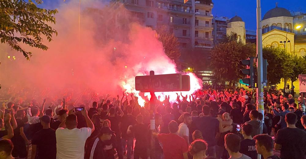 ΒΙΝΤΕΟ! ΣΚΛΗΡΑ ΣΥΝΘΗΜΑΤΑ (με αναμμένους πυρσούς) κατά Μητσοτάκη από τους οπαδούς του ΠΑΟΚ…
