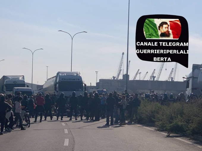 Βάζει ο Ντούτσε-Ντράγκι τη στολή του και χτυπά τους λιμενεργάτες με χημικά,υδροφόρες, γκλομπ. Μάτωσε το λιμάνι.