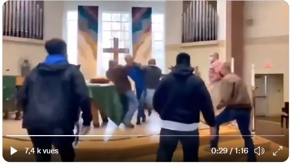 Σημεία των καιρών. Πεδίο μάχης η εκκλησία. 15 άτομα σαπίζουν στο ξύλο πιστό που δεν έφερε μάσκα με την παρότρυνση του ”ιερέα”.