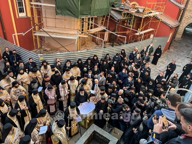 Εικόνες από την εκταφή του Γέροντα Ιωσήφ του Βατοπαιδινού