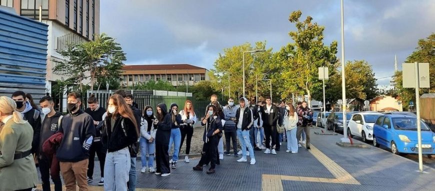 Oυρές στο ΑΠΘ για ένα πιάτο φαγητό – Εικόνες ντροπής – Η απόλυτη αποτυχία των μέτρων της κυβέρνησης