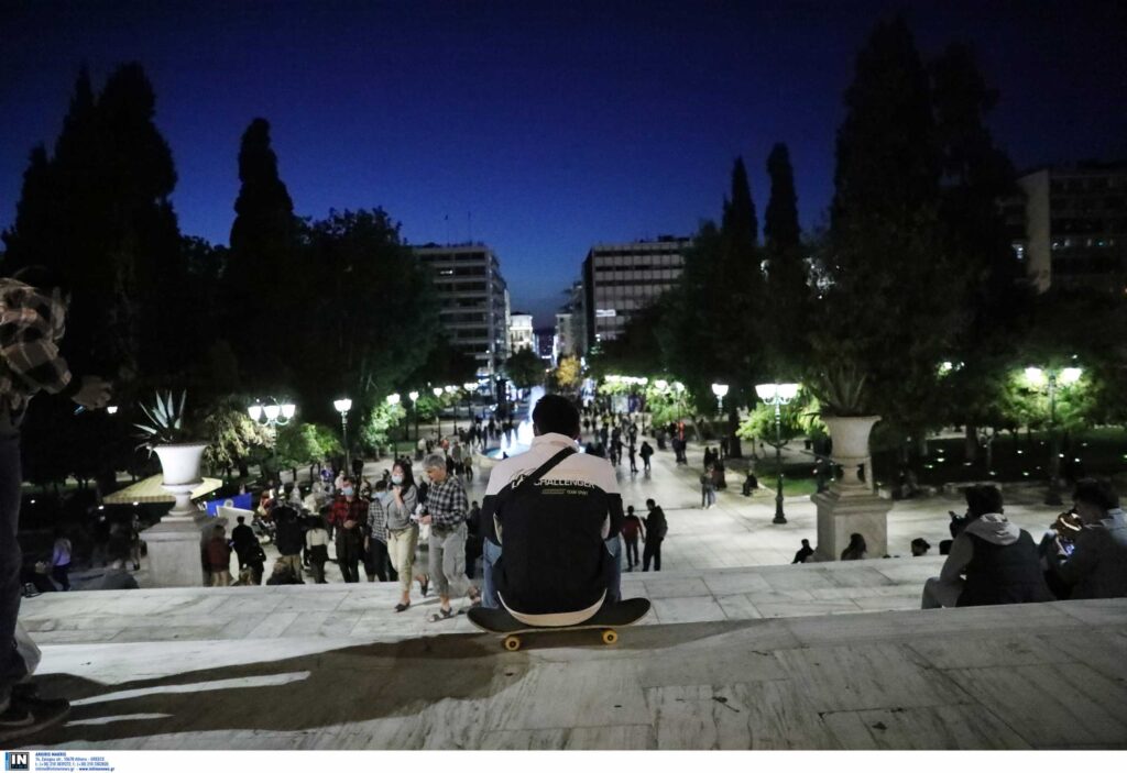 ΕΞΑΠΛΩΝΟΝΤΑΙ ΠΑΝΤΟΥ! Πλέον οι Έλληνες φεύγουν από το Κέντρο της Αθήνας για να σωθούν, vid