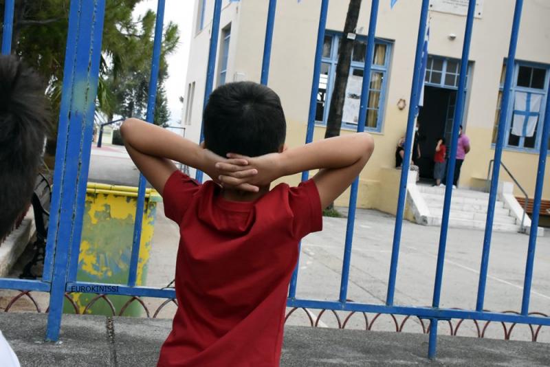 «Γιατί τα παιδιά πέφτουν ΣΑΝ ΤΙΣ ΜΥΓΕΣ μετά τον εμβολιασμό;;;» – Ισχυρισμός «ΒΟΜΒΑ» σε ανοιχτή συζήτηση του FDA, vid