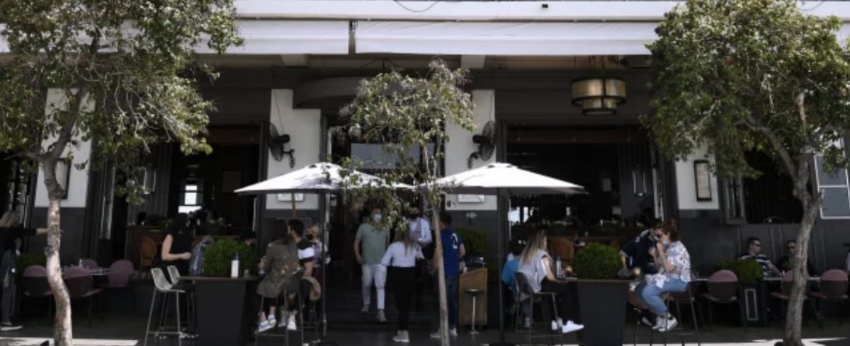 ΣΑΔΙΣΜΟΣ! ΑΦΑΙΡΟΥΝ τις …πλαϊνές τέντες από τους «ανοιχτούς» χώρους για να κάνουν τη ζωή δύσκολη στους ανεμβολίαστους