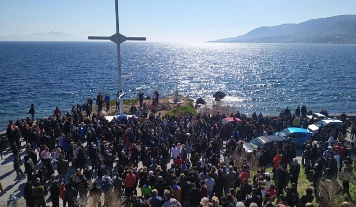 Δικάζονται για την… ύψωση σταυρού!