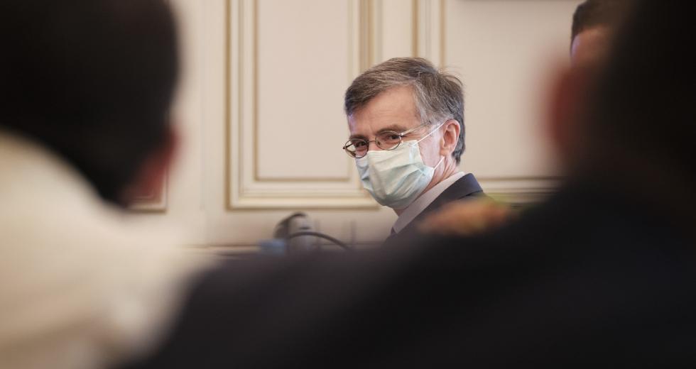 Στην Αγγλία κατηγορείται το εμβολιαστικό κίνημα σαν νέα Θρησκεία! Στην Ελλάδα επιμένουν με Τσιόδρα! vid