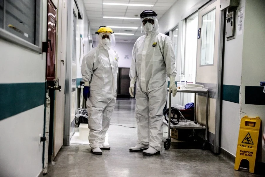 ΣΥΡΙΖΑ: «Πόσοι έχουν χάσει τη ζωή τους εκτός ΜΕΘ και σε πρόχειρα κρεβάτια τα οποία βαφτίζουν ΜΕΘ με έναν αναπνευστήρα;»