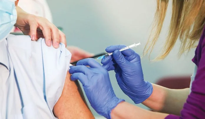 Προ των πυλών η υποχρεωτικότητα της τρίτης δόσης (video)