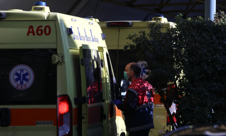 «Αν δεν το έκανε δεν θα έφευγε!» – ΚΑΘΗΛΩΝΕΙ ο γιος του 60χρονου που πέθανε λίγες στιγμές μετά τον εμβολιασμό του – ΒΙΝΤΕΟ